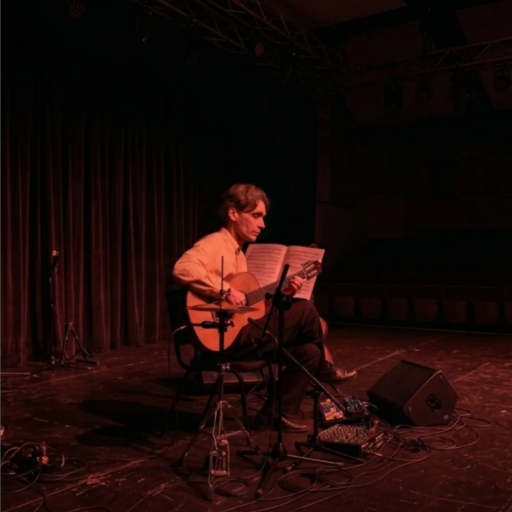 Leo Lyra tocando violão durante uma aula de música em São Paulo