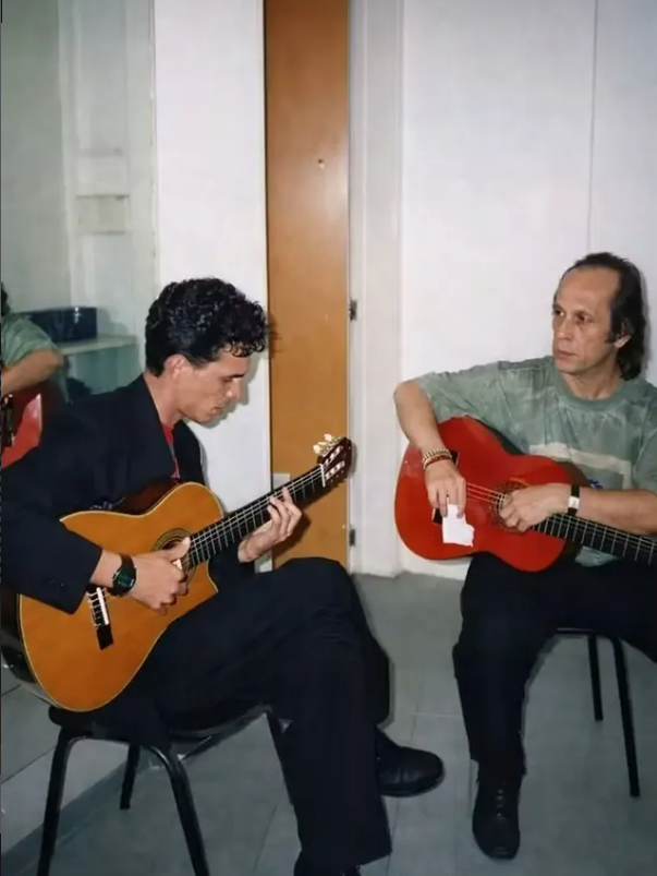 Leo Lyra com o violão em estúdio, durante um estudo musical